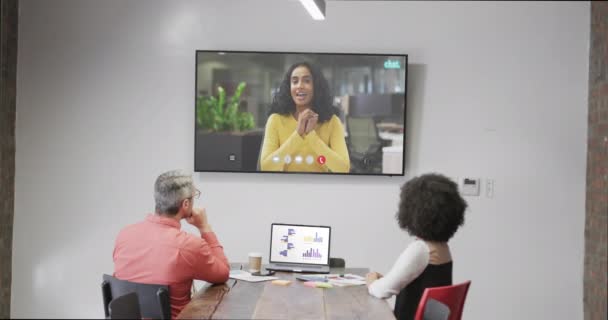 テレビのスクリーンでアフリカ系アメリカ人女性同僚とビデオ通話する多様なビジネスマン オンライン接続 ビジネス ネットワーキングコンセプト — ストック動画