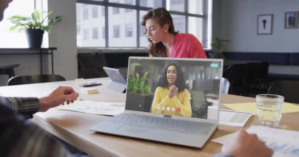 アフリカ系アメリカ人女性同僚とのラップトップビデオ通話に関するコーカサス人のビジネスマン オンライン接続 ビジネス ネットワーキングコンセプト — ストック動画