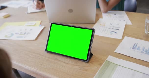 Mulher Negócios Caucasiana Tablet Chamada Vídeo Com Tela Verde Conexões — Vídeo de Stock