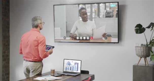 白种人商人与非洲裔美国女性同事在电视屏幕上的视频通话 联机服务 商务和联网概念 — 图库视频影像