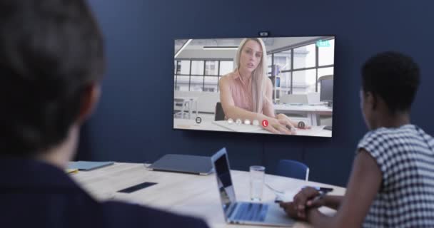 Διαφορετικοί Επιχειρηματίες Βιντεοκλήση Καυκάσια Συνάδελφο Στην Οθόνη Online Συνδέσεις Επιχείρηση — Αρχείο Βίντεο