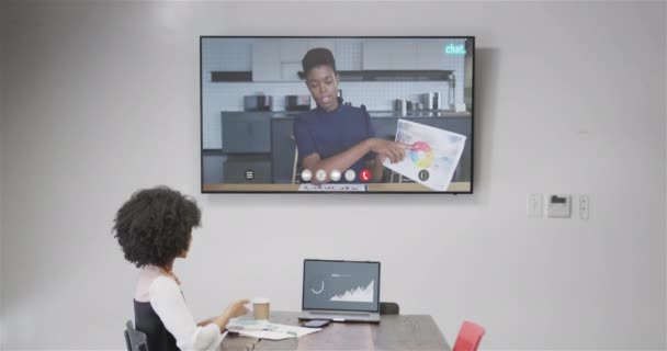 Afroamerykańska Bizneswoman Wideo Rozmowie Afrykańską Amerykańską Koleżanką Ekranie Połączenia Internetowe — Wideo stockowe