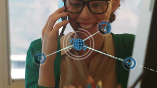 Animace Sítě Digitálních Ikon Přes Šťastnou Bělošku Mluvící Chytrém Telefonu — Stock video