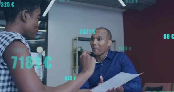オフィスで議論する多様な同僚を超える通貨シンボルで数字を変えるアニメーション デジタル複合 複数の露出 ビジネス チームワークのコンセプト — ストック動画
