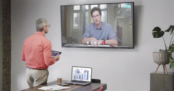 Biały Biznesmen Wideo Rozmowie Białym Kolegą Ekranie Telewizora Połączenia Internetowe — Wideo stockowe