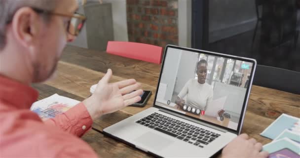 노트북 화면에 아프리카계 미국인 동료와 노트북 통화에 사업가 온라인 비즈니스 — 비디오