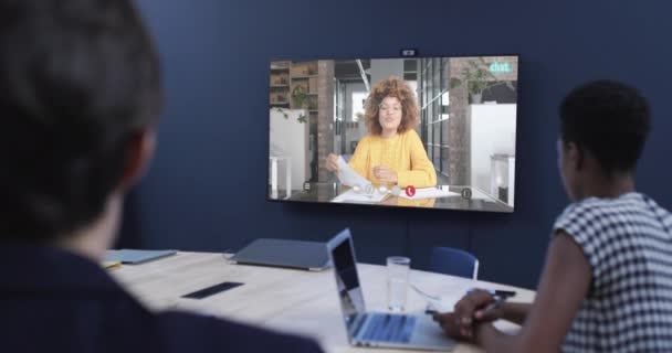 Diversos Empresários Videochamada Com Uma Colega Afro Americana Tela Conexões — Vídeo de Stock