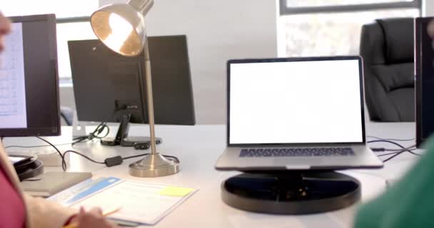 Ofisteki Dizüstü Bilgisayarla Birlikte Açıldı Çevrimiçi Bağlantılar Oluşturma Kavramı — Stok video