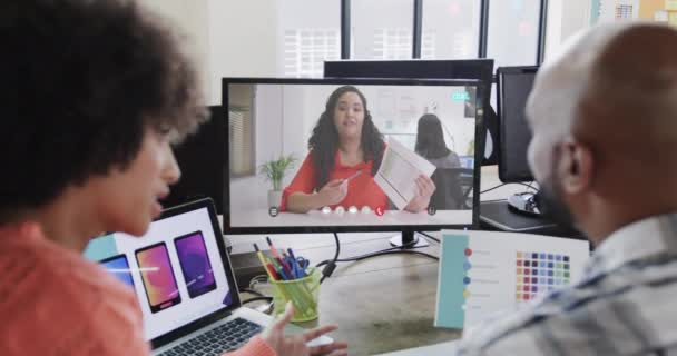 화면에 코카서스 동료와 통화에 아프리카계 미국인 사업가 온라인 비즈니스 네트워킹 — 비디오