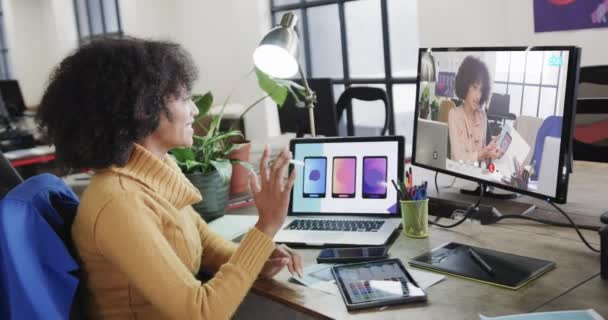 アフリカ系アメリカ人の実業家が スクリーン上にアフリカ系アメリカ人の女性同僚とビデオ通話を行った オンライン接続 ビジネス ネットワーキングコンセプト — ストック動画