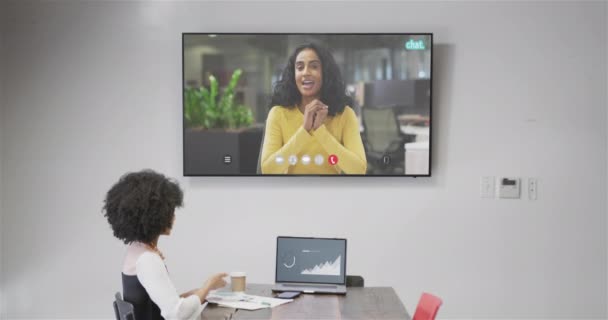 アフリカ系アメリカ人の実業家が スクリーン上にアフリカ系アメリカ人の女性同僚とビデオ通話を行った オンライン接続 ビジネス ネットワーキングコンセプト — ストック動画