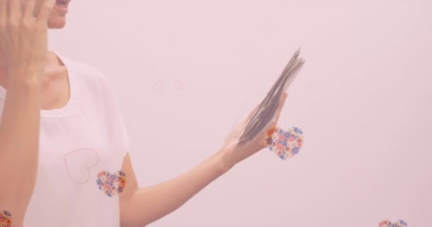 Анімація Квітів Формі Серця Літають Над Білою Жінкою Тримає Папери — стокове відео