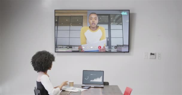アフリカ系アメリカ人のビジネスウーマンが スクリーン上のアフリカ系アメリカ人の男性同僚とビデオ通話を行った オンライン接続 ビジネス ネットワーキングコンセプト — ストック動画