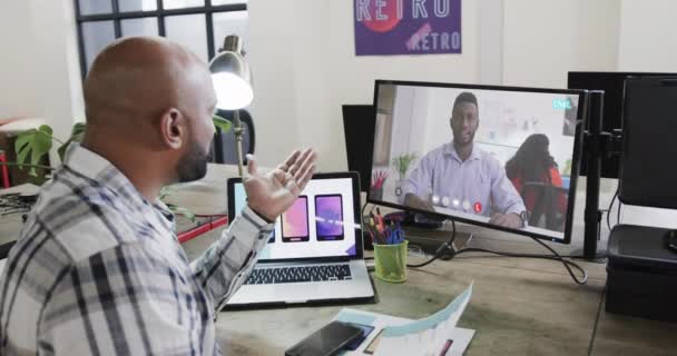 非洲裔美国商人通过视频电话与非洲裔美国男性同事在屏幕上 联机服务 商务和联网概念 — 图库视频影像