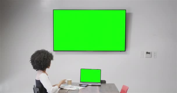アフリカ系アメリカ人のビジネスマンがテレビの緑色のスクリーンでビデオ通話 オンライン接続 ビジネス ネットワーキングコンセプト — ストック動画