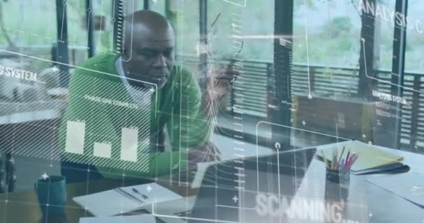 Animace Hud Obrazovky Počítačovým Jazykem Nad Afroameričan Stresovaný Muž Při — Stock video