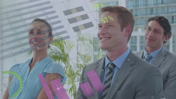 オフィスで笑顔の多様なビジネスマンのグループに対する統計データ処理のアニメーション コンピュータインターフェースとビジネスデータ技術のコンセプト — ストック動画