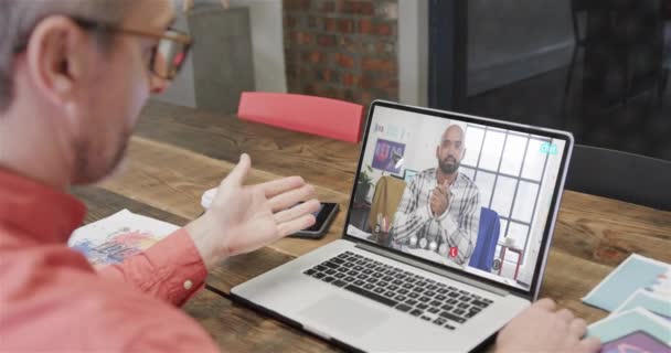 Καυκάσιος Επιχειρηματίας Βιντεοκλήση Laptop Αφροαμερικανό Συνάδελφο Στην Οθόνη Online Συνδέσεις — Αρχείο Βίντεο
