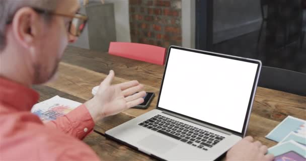 Homem Negócios Caucasiano Chamada Vídeo Laptop Com Tela Branco Conexões — Vídeo de Stock