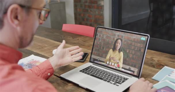 Καυκάσιος Επιχειρηματίας Βιντεοκλήση Laptop Καυκάσια Συνάδελφο Στην Οθόνη Online Συνδέσεις — Αρχείο Βίντεο