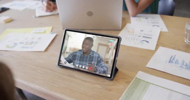 Pengusaha Wanita Kaukasia Video Tablet Panggilan Dengan African American Rekan — Stok Video