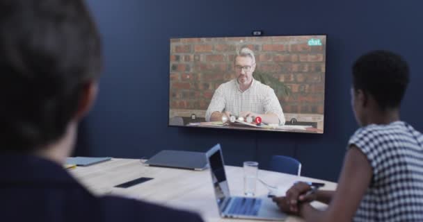 Διαφορετικοί Επιχειρηματίες Βιντεοκλήση Καυκάσιο Συνάδελφο Στην Οθόνη Online Συνδέσεις Επιχείρηση — Αρχείο Βίντεο