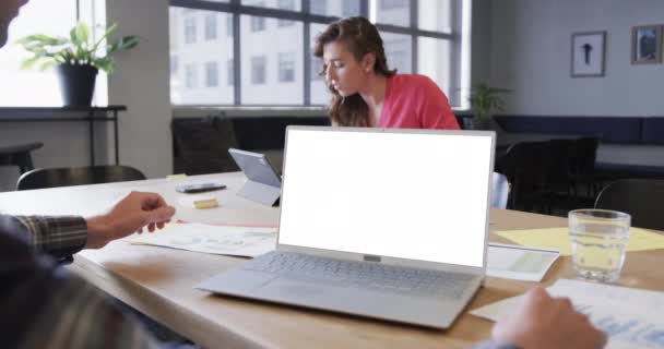Laptop Videóhívással Üres Képernyővel Irodai Asztalon Online Kapcsolatok Üzleti Hálózatépítési — Stock videók