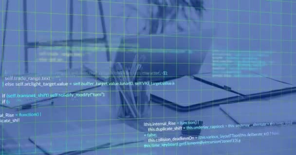 オフィスデスクの眺めに対するグリッドネットワーク上のデータ処理のアニメーション コンピュータインターフェースとビジネスデータ技術のコンセプト — ストック動画