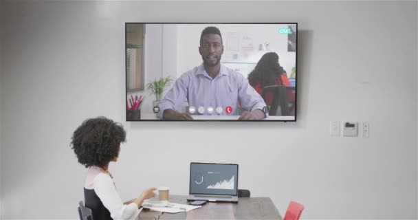 Empresária Afro Americana Videochamada Com Colega Afro Americano Tela Conexões — Vídeo de Stock