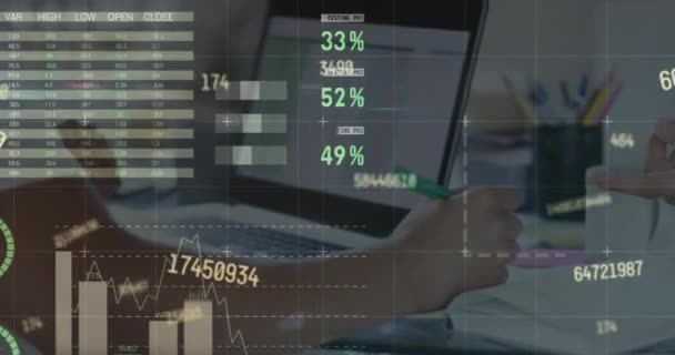 オフィスでラップトップを使用する男性の中間部に対する統計データ処理のアニメーション コンピュータインターフェースとビジネスデータ技術のコンセプト — ストック動画
