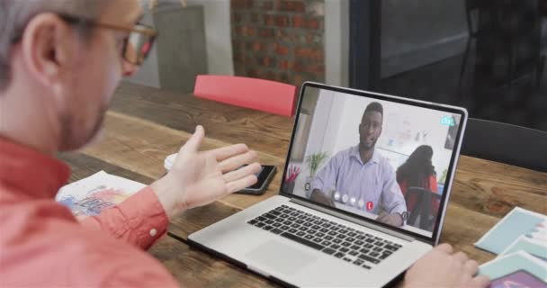 Biały Biznesmen Laptopie Afrykańskim Kolegą Ekranie Połączenia Internetowe Koncepcja Biznesowa — Wideo stockowe