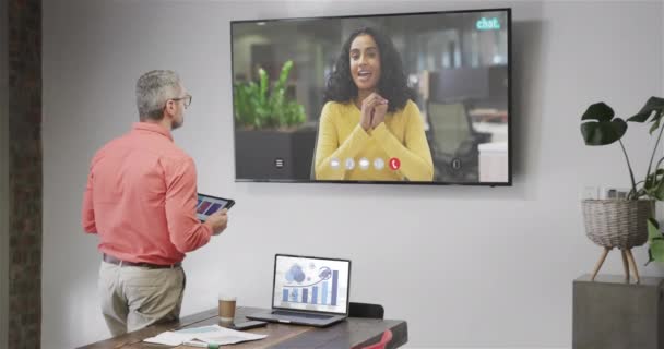 白种人商人与非洲裔美国女性同事在电视屏幕上的视频通话 联机服务 商务和联网概念 — 图库视频影像