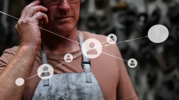 Animace Sítě Profilových Ikon Přes Bělošského Pracovníka Mluvícího Smartphonu Továrně — Stock video