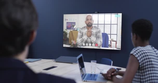 スクリーン上のアフリカ系アメリカ人男性同僚とのビデオ通話の多様なビジネスマン オンライン接続 ビジネス ネットワーキングコンセプト — ストック動画