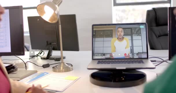Laptop Wideo Rozmowy Afrykańskim Amerykańskim Biznesmenem Ekranie Połączenia Internetowe Koncepcja — Wideo stockowe