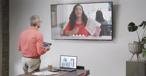 白种人商人与高加索女性同事在电视荧幕上的视频通话 联机服务 商务和联网概念 — 图库视频影像