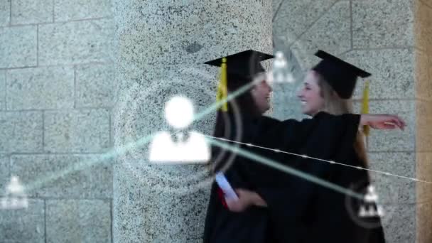 Animacja Sieci Profili Nad Białymi Dziewczynami Ściskającymi Się Uzyskaniu Dyplomu — Wideo stockowe