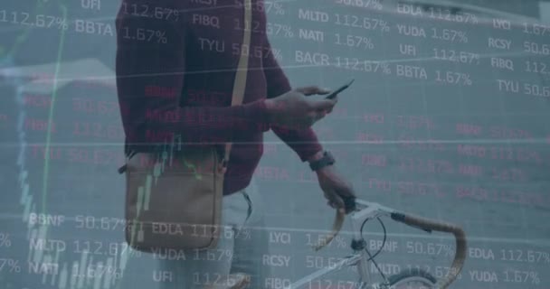 通りのスマートフォンを使用して自転車を持つアフリカ系アメリカ人男性のデータ処理のアニメーション グローバル経済とビジネス技術コンセプト — ストック動画