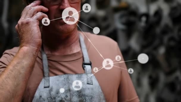 공장에서 스마트 폰에서 이야기 코카서스 노동자에 프로필 아이콘의 네트워크의 애니메이션 — 비디오