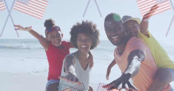 Анимация Американских Флагов Над Африканской Американской Семьей Наслаждающейся Пляже Цифровая — стоковое видео