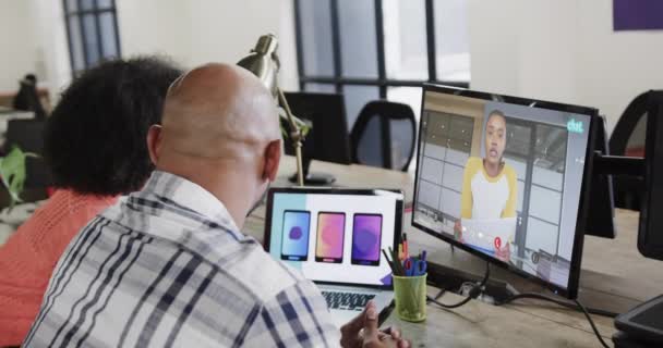 화면에 아프리카계 미국인 동료와 통화에 아프리카계 미국인 사람들 온라인 비즈니스 — 비디오