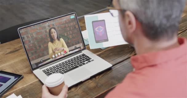 Blanke Zakenman Laptop Videogesprek Met Blanke Vrouwelijke Collega Het Scherm — Stockvideo