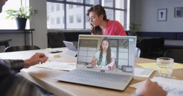 屏幕上的白种人商人在笔记本电脑视频电话里和她的白种人女同事在一起 联机服务 商务和联网概念 — 图库视频影像