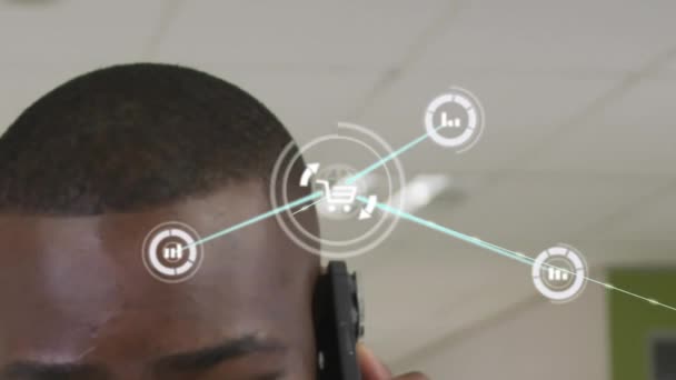 Animacja Sieci Ikon Przeciwko Afrykańskiemu Biznesmenowi Rozmawiającemu Smartfonie Biurze Globalne — Wideo stockowe