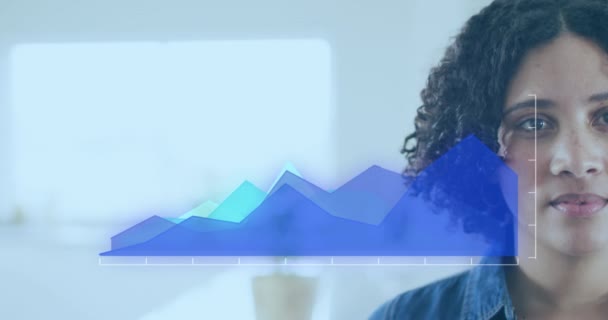 アフリカ系アメリカ人女性がオフィスで笑顔で顔を半分にしたデータ処理のアニメーション コンピュータインターフェースとビジネス技術のコンセプト — ストック動画