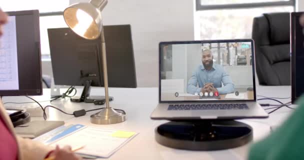 Laptop Dengan Video Call Dengan Afrika Amerika Pengusaha Layar Koneksi — Stok Video