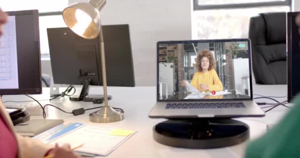 Laptop Rozmową Wideo Afrykańską Bizneswoman Ekranie Połączenia Internetowe Koncepcja Biznesowa — Wideo stockowe
