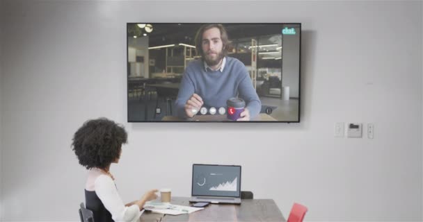 アフリカ系アメリカ人のビジネスマンがスクリーン上に白人男性同僚とのビデオ通話を行った オンライン接続 ビジネス ネットワーキングコンセプト — ストック動画