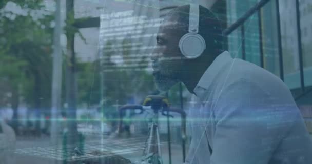 Animação Processamento Dados Financeiros Sobre Homem Afro Americano Ouvindo Música — Vídeo de Stock