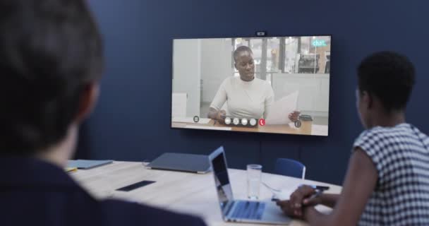 Różnorodne Biznesmeni Wideo Rozmowy Afrykańską Amerykańską Koleżanką Ekranie Połączenia Internetowe — Wideo stockowe